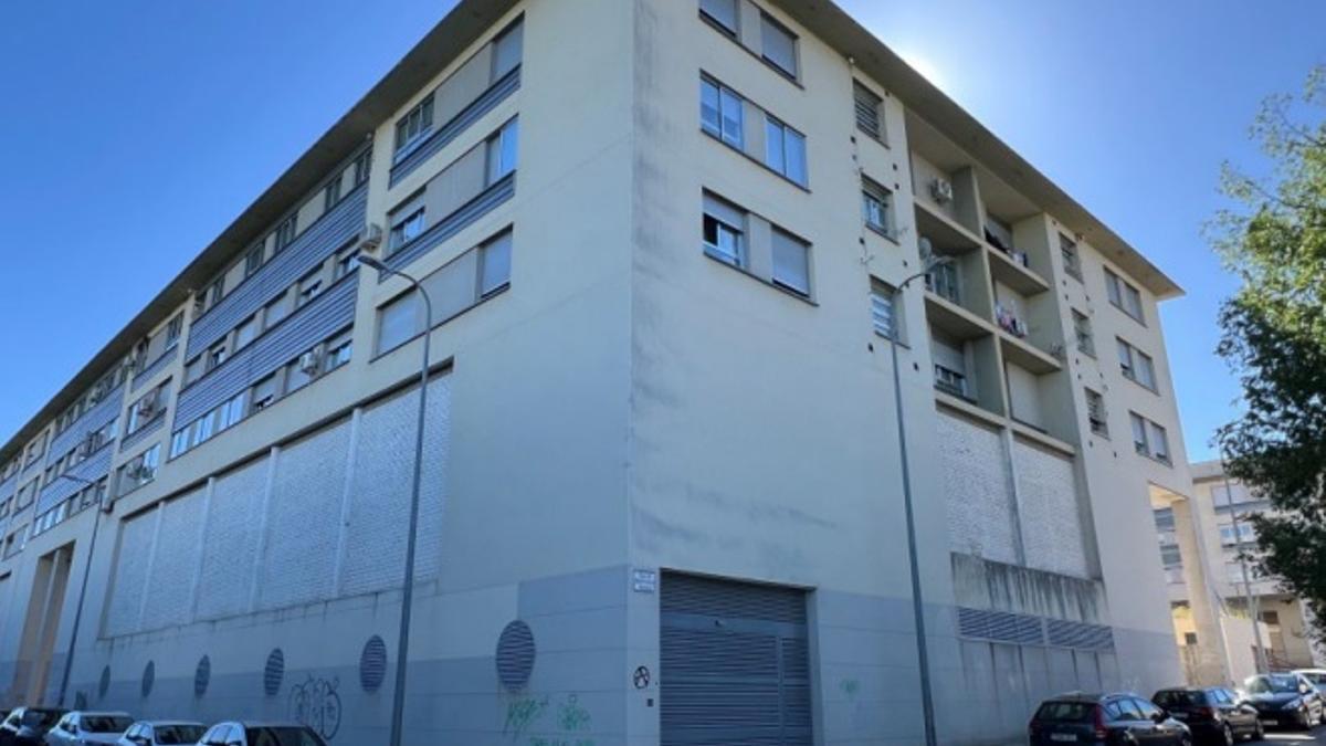 Inmueble en el que se encuentra el local objeto de rehabilitación en la calle Miguel Ángel Ortí Belmonte de Cáceres.