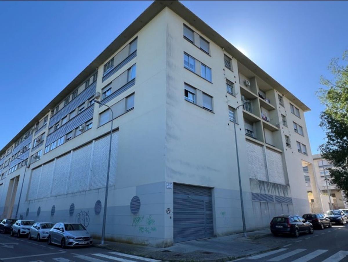 Inmueble en el que se encuentra el local objeto de rehabilitación en la calle Miguel Ángel Ortí Belmonte de Cáceres.