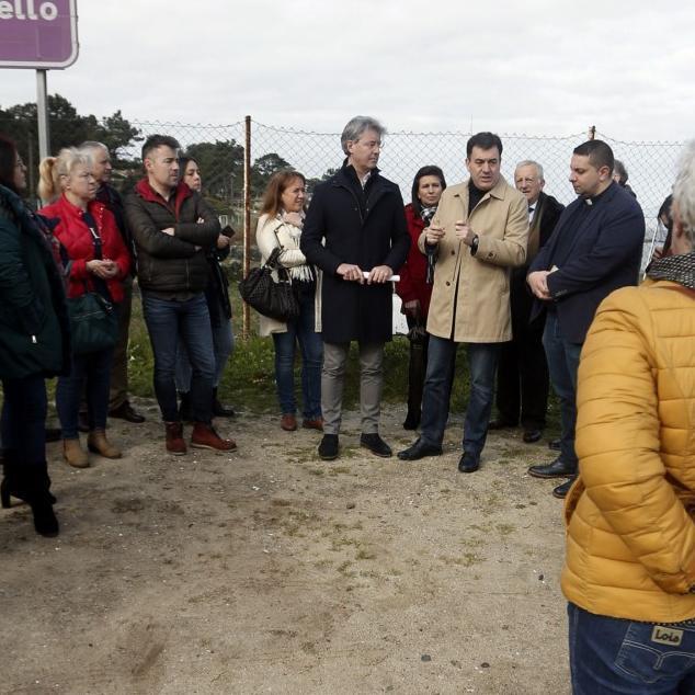 El alcalde, en el centro, junto a representantes del PP, vecinos y el cura de San Vicente.