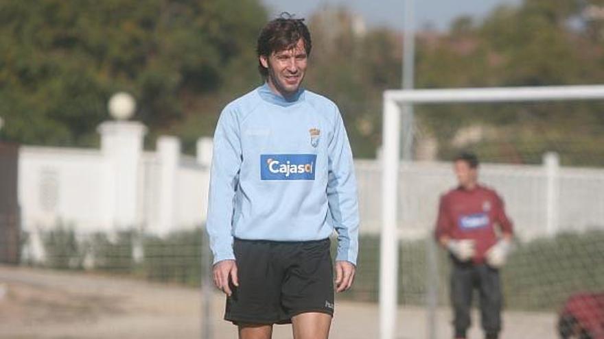 El lateral izquierdo del Xerez Deportivo Jesús Mendoza durante un entrenamiento con el Xerez