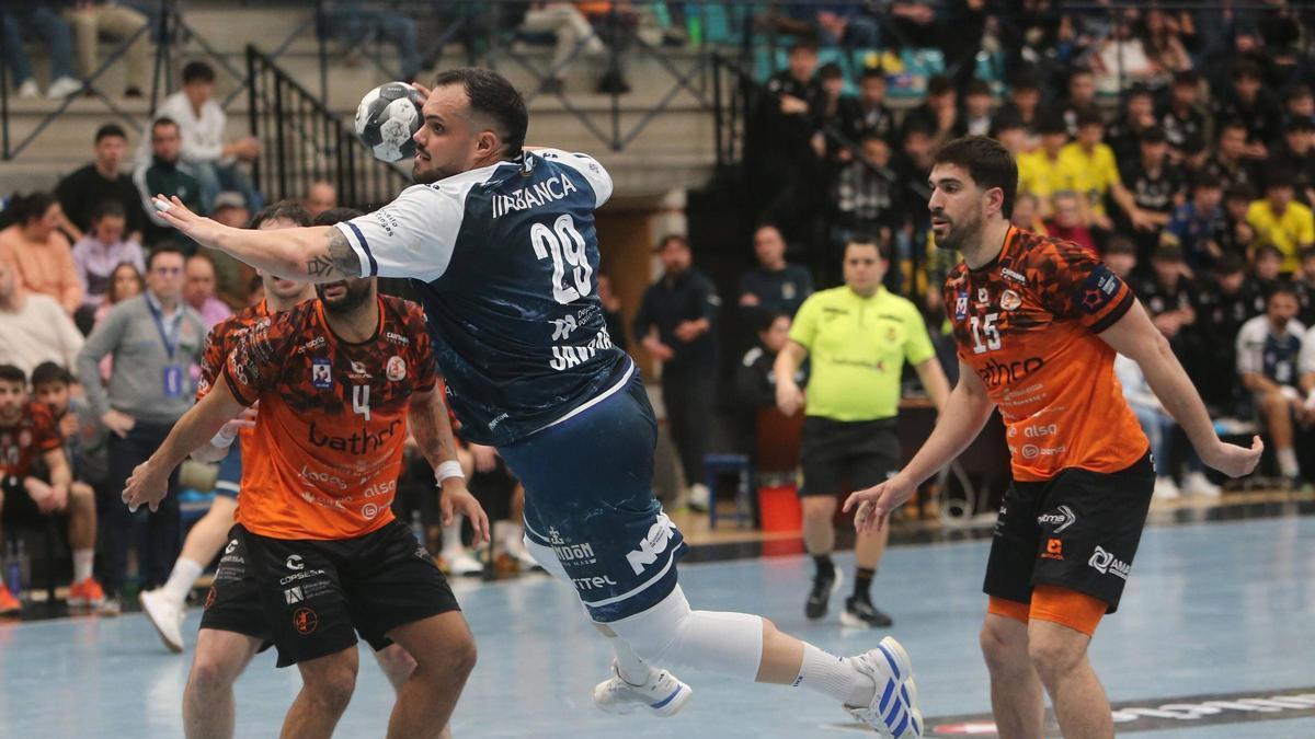 Javi García salta para lanzar en el Cangas-Torrelavega.