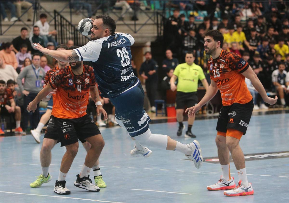 Javi García salta para lanzar en el Cangas-Torrelavega.