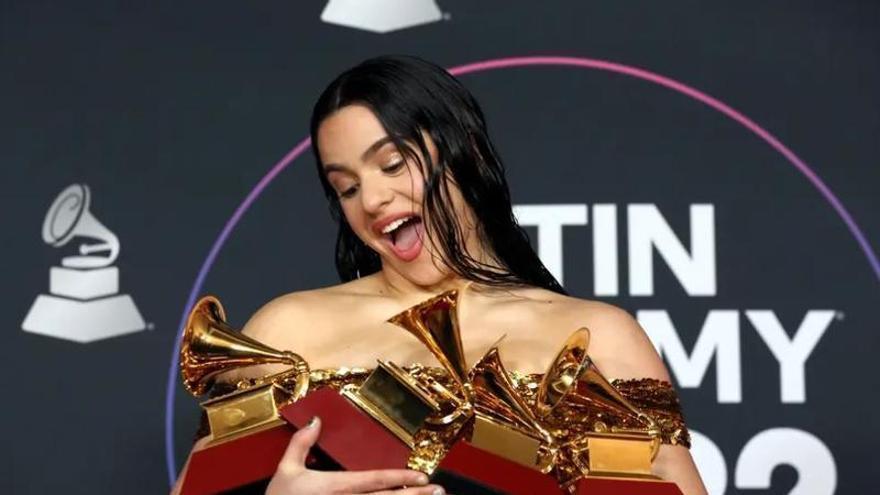 Rosalía, con el oro de los Grammy Latinos.