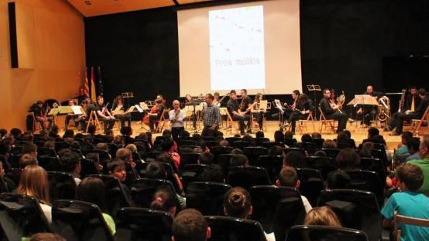 La música se acerca a la escuela