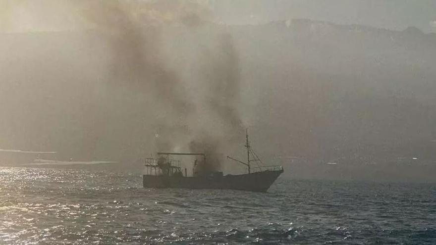 El barco hundido tras incendiarse en Gran Canaria sigue desaparecido y podría estar a 1.000 metros de profundidad