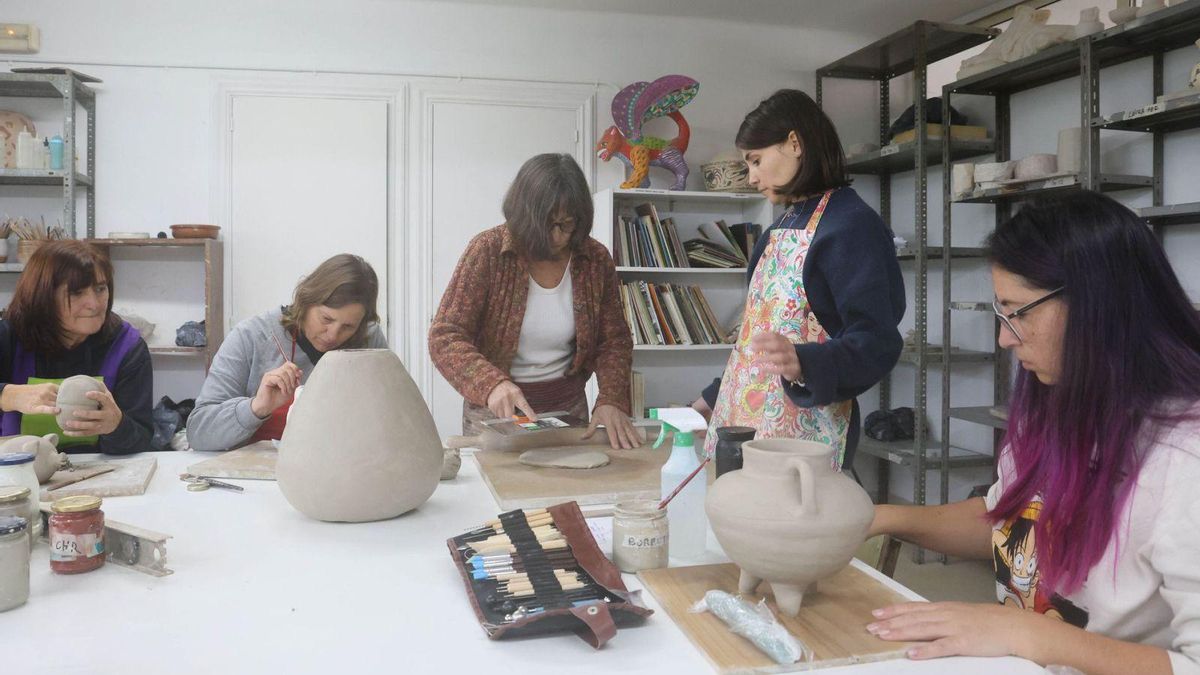Emilia Guimeráns (c.), profesora de la Escuela Municipal de Cerámica de Nigrán, en una clase.
