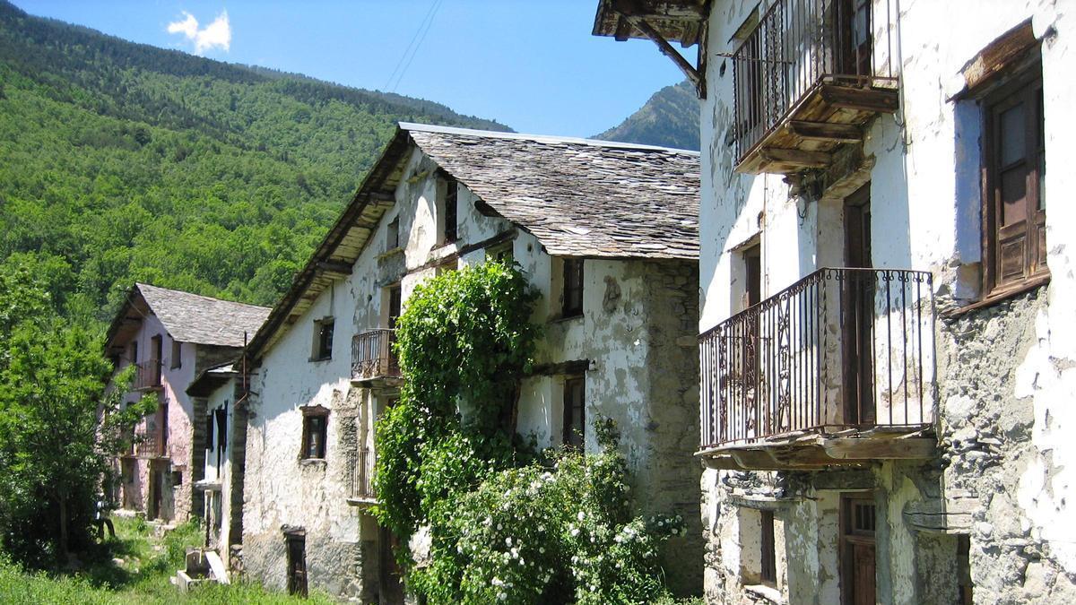 Eloi vive solo en un pueblo del Pirineo que quiere volver a tener vecinos