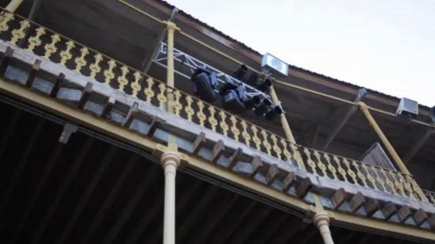 Cae un foco en el ensayo de las candidatas a Bellea en la plaza de toros