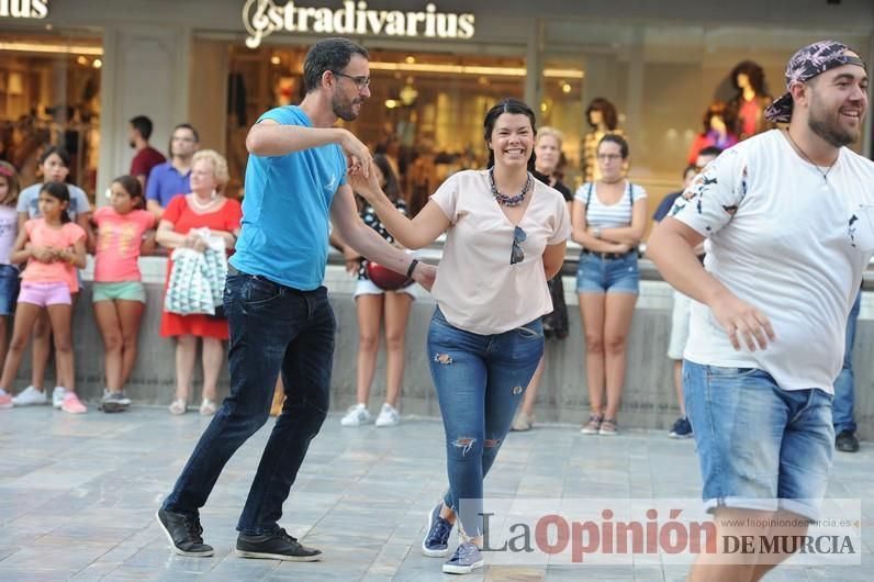 Los bailes latinos salen a la calle en Murcia