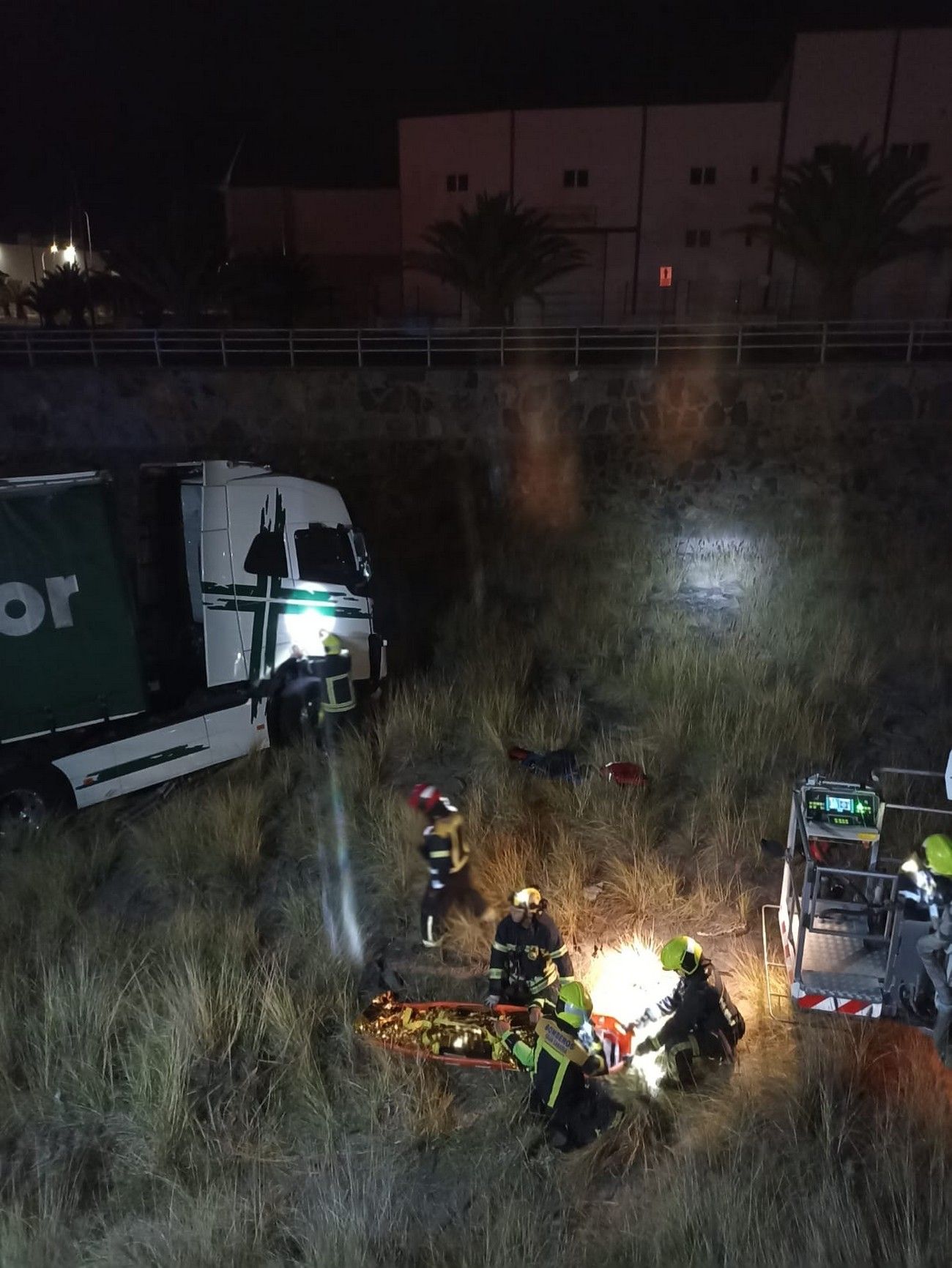 Cae un camión a un canal de agua en Gran Canaria