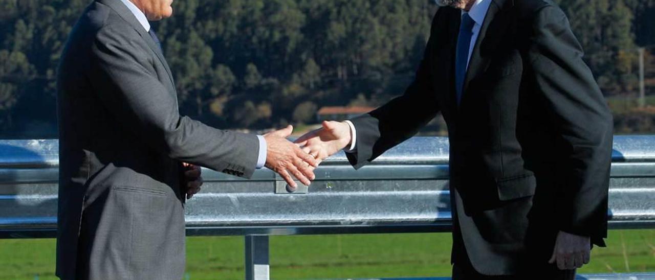 El presidente del Principado y ahora también de la gestora socialista, Javier Fernández, saluda al presidente del Gobierno, Mariano Rajoy, en el acto de inauguración del último tramo de la Autovía del Cantábrico, en 2014.