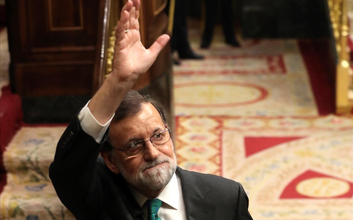 Rajoy, en el hemiciclo, tras el debate de la sesión matutina.
