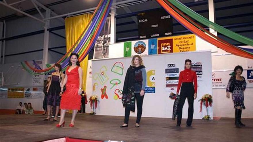 Cinco de las modelos de la &quot;Pasarela Sax&quot; organizada por la Asociación de Comerciantes en beneficio de Cruz Roja