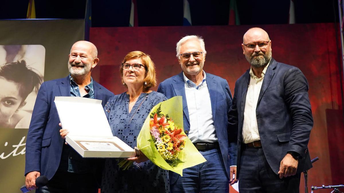 Arriba, Aurea Lorenzo recibe el reconocimiento del festival.