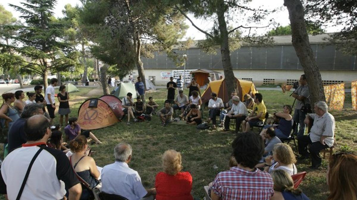 Un grupo de vecinos de los distintos CAP del Vallès se reúnen en asamblea a las puertas del CAP Ca N'Oriac de Sabadell, el miércoles.