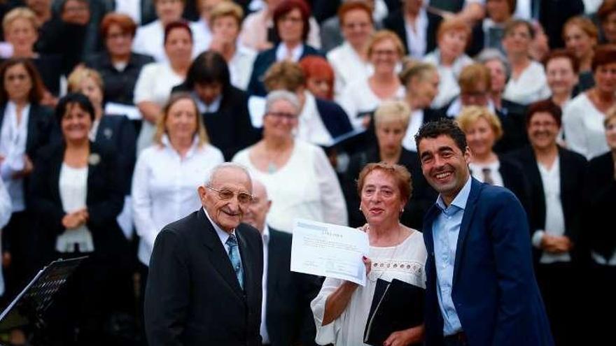 El alcalde entrega diplomas a las corales participantes. // Bernabé