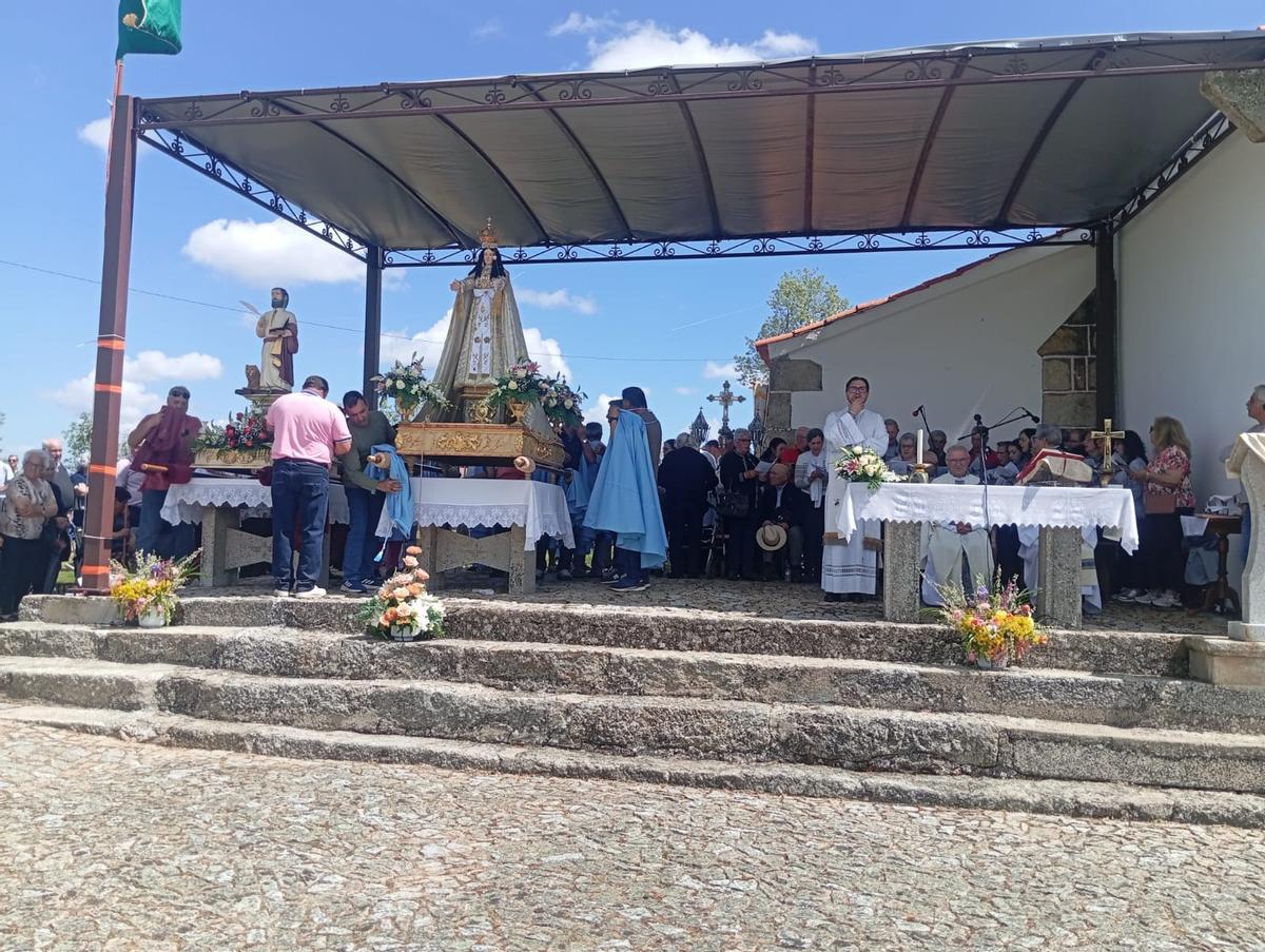 GALERÍA | La romería de la Virgen de la luz hermana a zamoranos y mirandeses