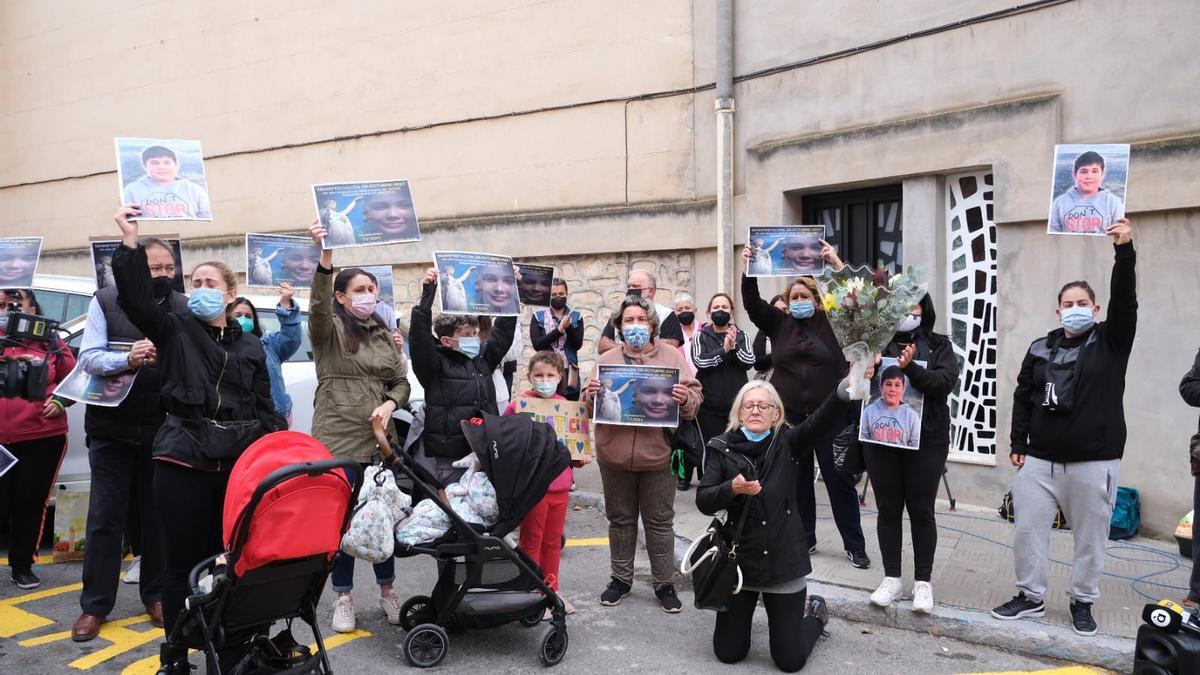 Las personas que acompañaban a Marta han mostrado fotografías de su hijo Aitor.