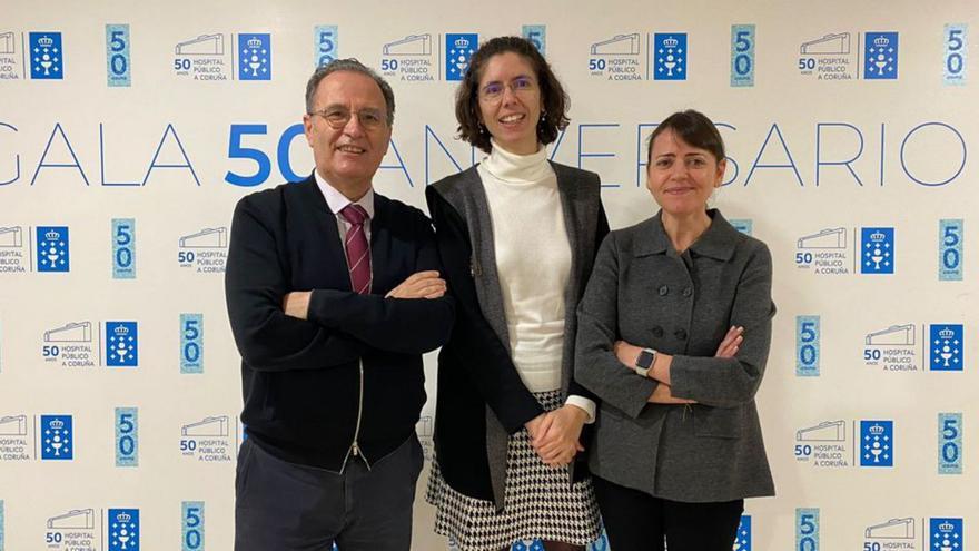 Francisco Blanco, Elena Fernández y Beatriz Caramés, integrantes del Comité Organizador del encuentro celebrado, ayer, en el Chuac.  | // L.O.