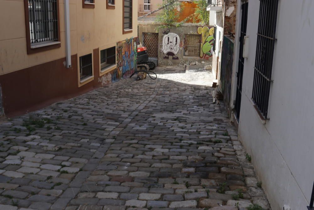 El empedrado de la calle Pinillos ha sido levantado esta semana.