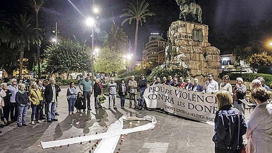Concentración contra la violencia machista en la plaza de España de Palma.