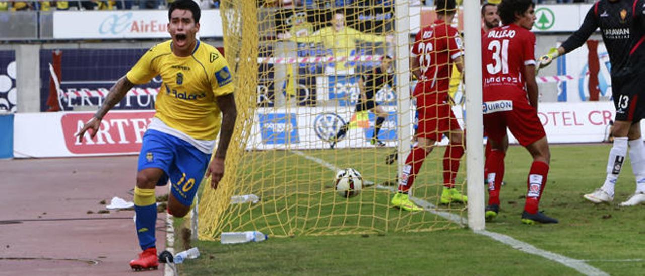 Sergio Araujo celebra el gol del ascenso frente al Real Zaragoza.