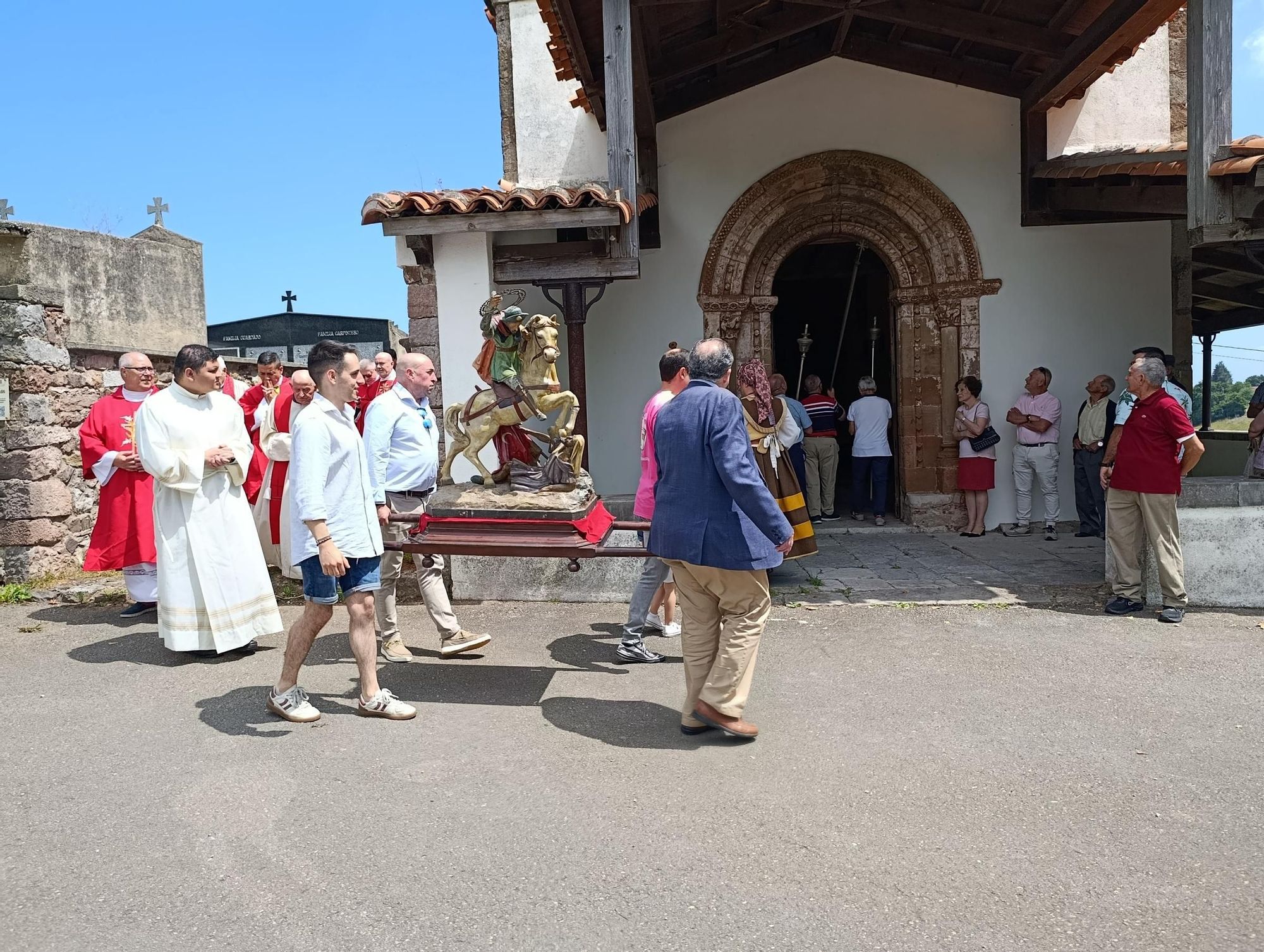 Arlós inicia sus fiestas con una misa en honor a Santiago