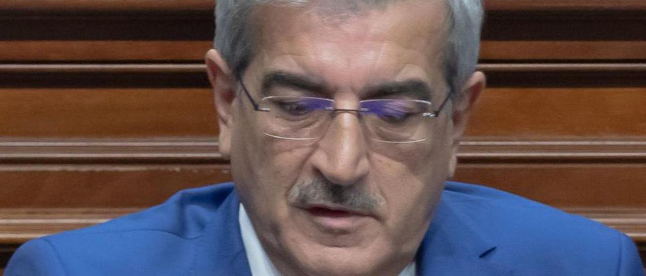 Román Rodríguez en un pleno del Parlamento de Canarias.