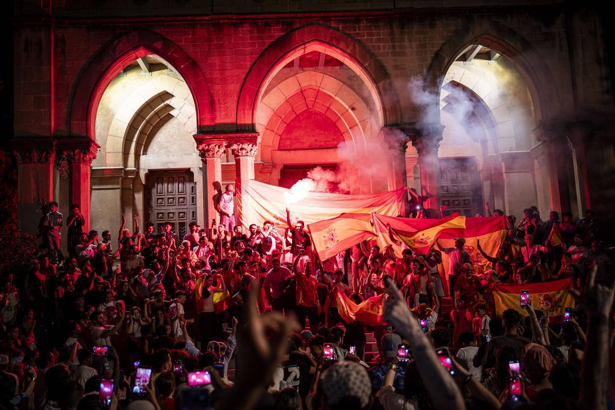 Les millors imatges de la celebració a Manresa del triomf de la Roja al Mundial