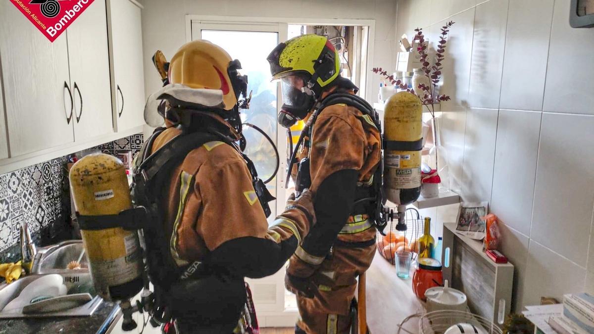 Bomberos en la vivienda en Alcoi