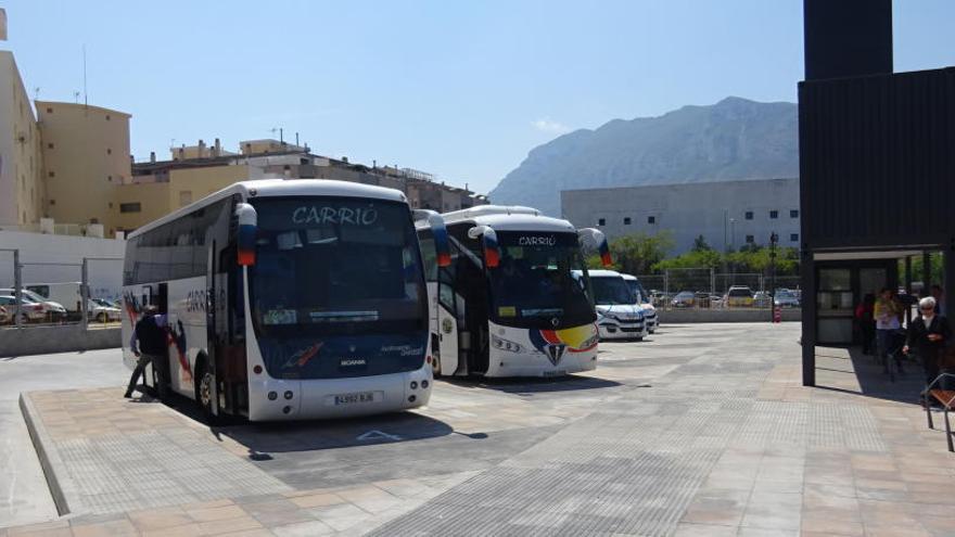 Autobuses aparcados en la estación de Dénia.