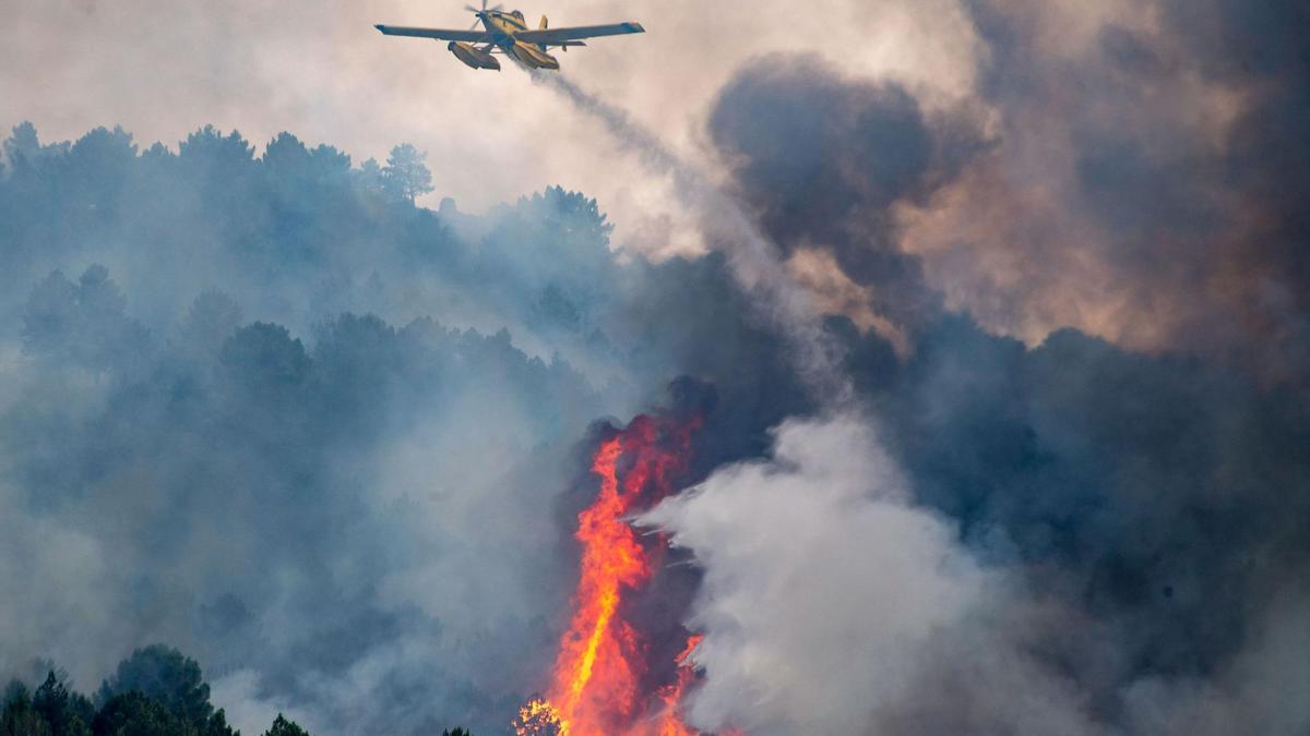 Archivo - Un avión trabaja en las labores de extinción de un incendio forestal en el cerro del castillo en Collado Mediano (Madrid). EFE/Ismael Herrero