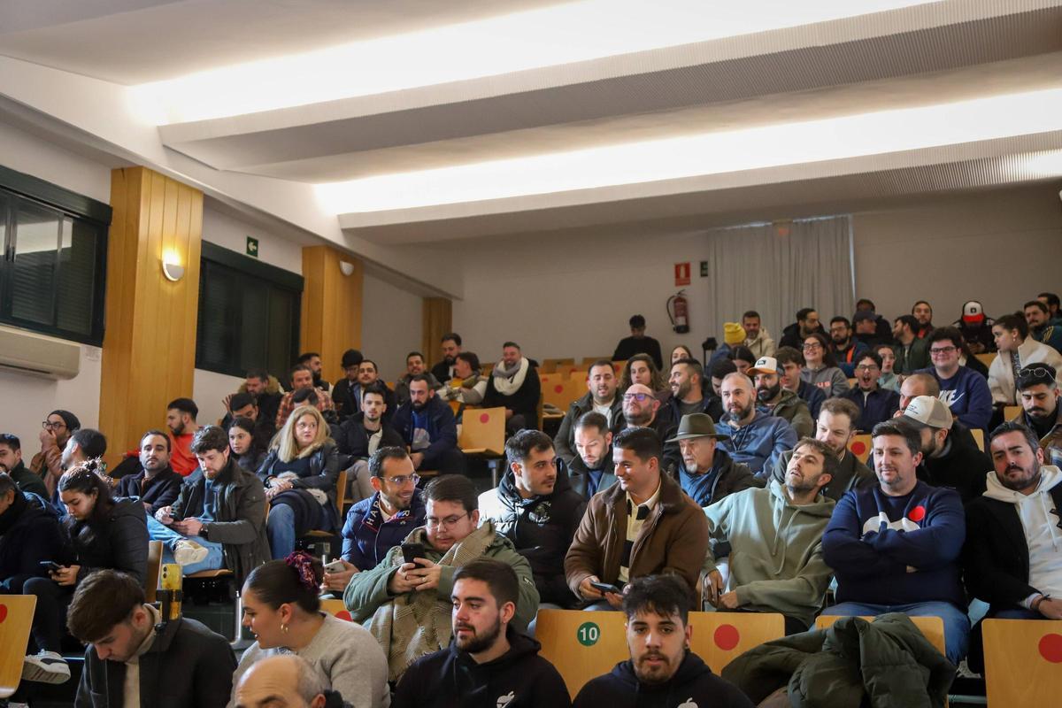 El público durante el sorteo celebrado para determinar el orden de actuación de las murgas.