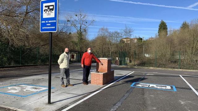 Por la izquierda, Víctor Villa y Alejandro Villa, ayer, en el área de autocaravanas de Pola de Siero. | A. S.