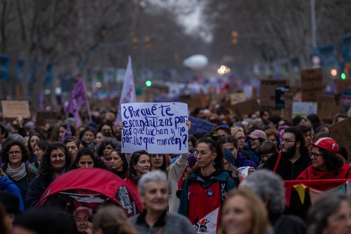 Protesta multitudinaria: miles de personas se movilizan en el 8M de Barcelona en una manifestación marcada por los cuidados de las mujeres