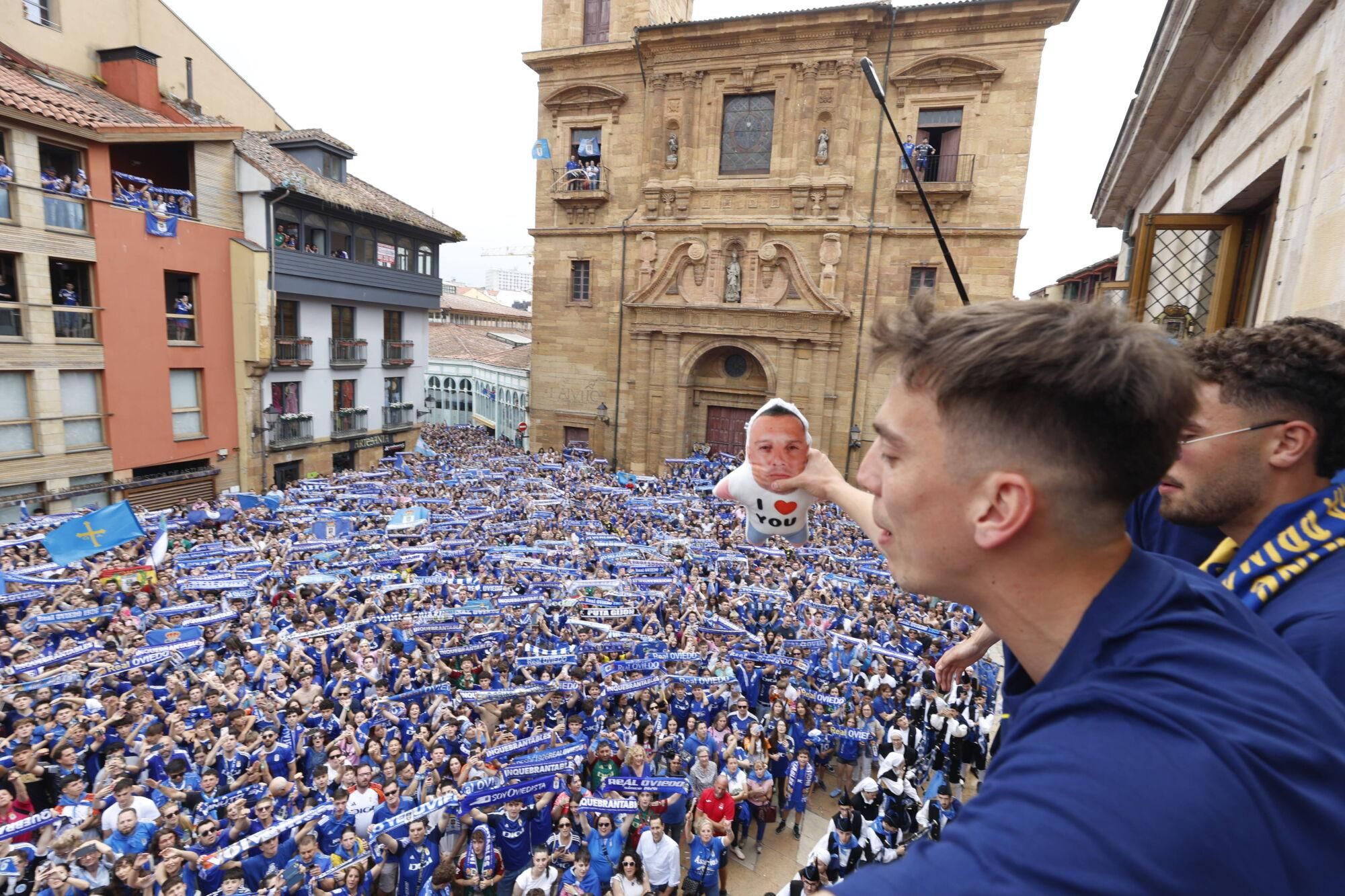 Locura azul en las calles de Oviedo para celebrar el ascenso del equipo a Primera División
