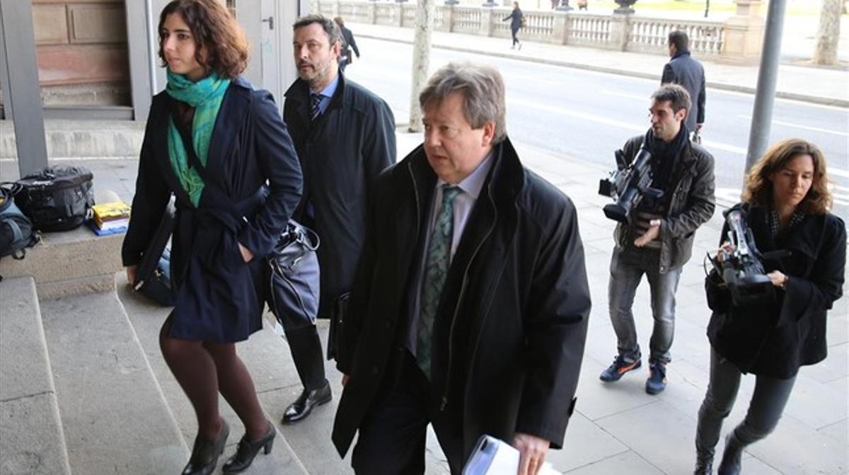 El exteniente de alcalde en el Ayuntamiento de Barcelona Ramon García-Bragado, a su llegada a la Audiencia de Barcelona para declarar en el juicio por el proyecto del hotel del Palau. RICARD CUGAT