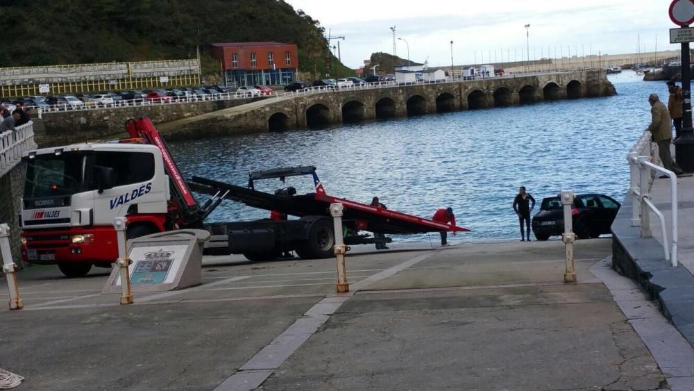 Un coche cae al agua en Cudillero