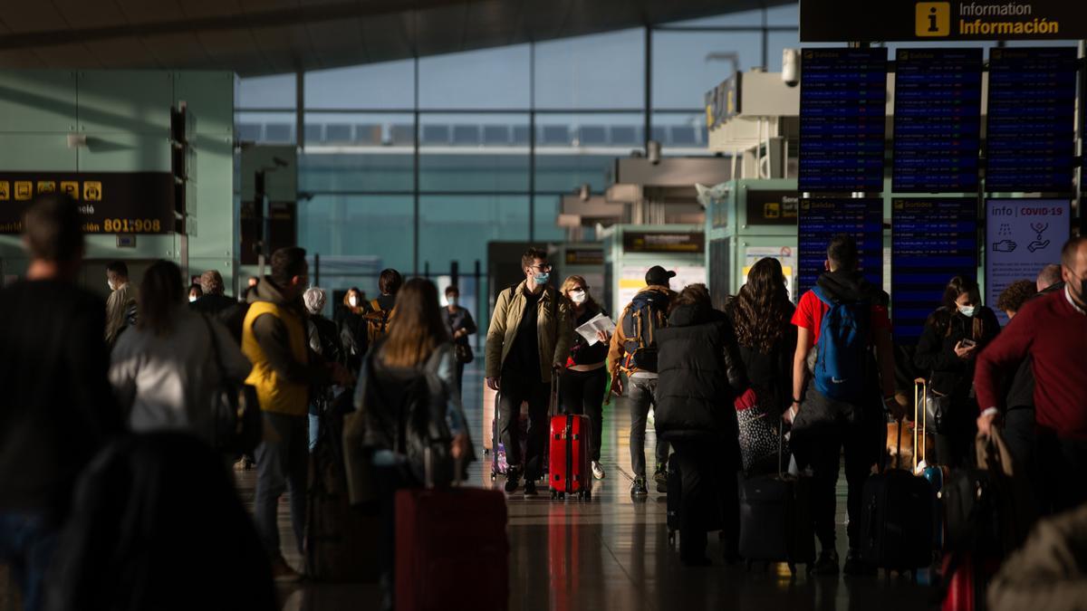 Archivo - Varios pasajeros con maletas en el aeropuerto de El Prat, a 19 de noviembre de 2021, en Barcelona, Cataluña (España). El aeropuerto de la red Aena es el primer aeropuerto en extensión y tráfico de Cataluña y el segundo aeropuerto con mayor tráfi