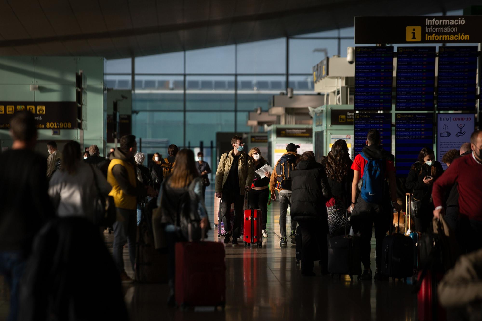 Archivo - Varios pasajeros con maletas en el aeropuerto de El Prat, a 19 de noviembre de 2021, en Barcelona, Cataluña (España). El aeropuerto de la red Aena es el primer aeropuerto en extensión y tráfico de Cataluña y el segundo aeropuerto con mayor tráfi