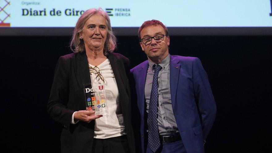 El director de Diari de Girona, Josep Callol lliurant el guardó a la directora científica de l’Idibgi, Marga Nadal. | MARC MARTÍ