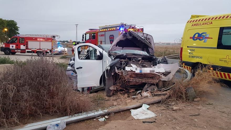 Seis heridos, uno de ellos grave, al caer la furgoneta en la que viajaban a un canal en Fuente Álamo