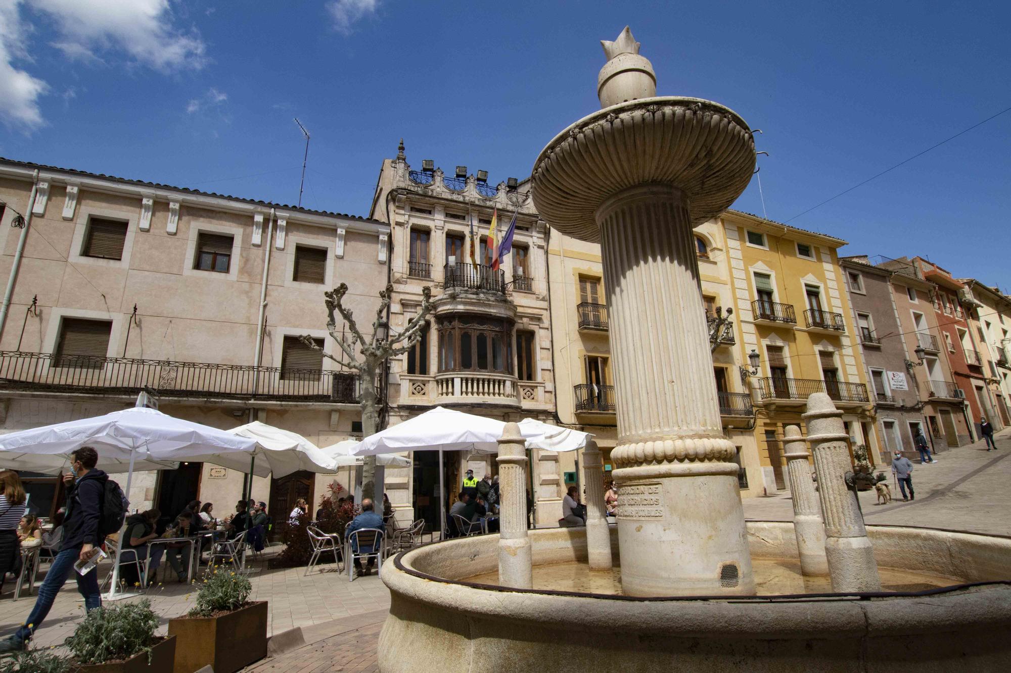 La plaza en la que se encuentra el Ayuntamiento congrega gran parte de la oferta de restauración.