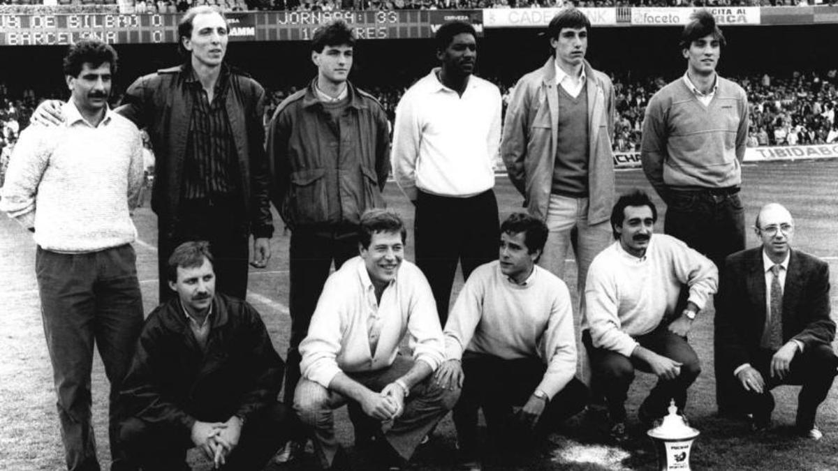 Los campeones de la Recopa homenajeados en el Camp Nou