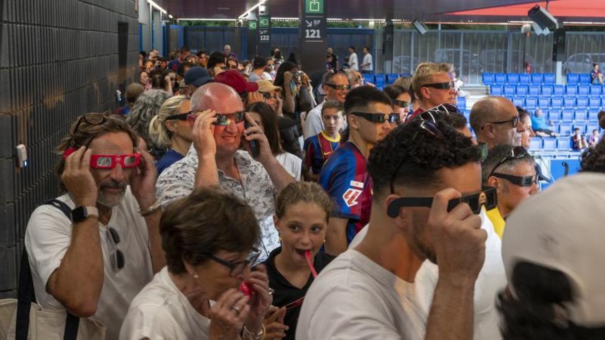 El eclipse solar durante el partido de fútbol amistoso de pretemporada entre el FC Barcelona femenino y el Montpellier.