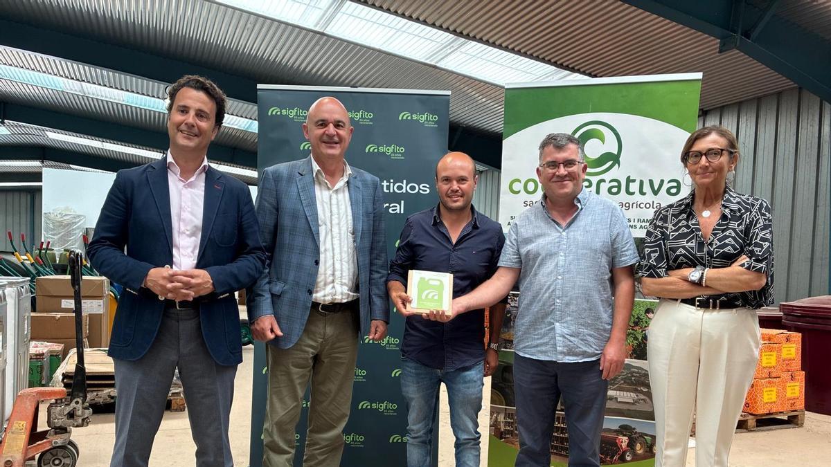 El conseller de Agricultura, Joan Simonet junto al presidente del Consell Insular de Ibiza, Vicent Marí entregando el premio SIGFITO 2026