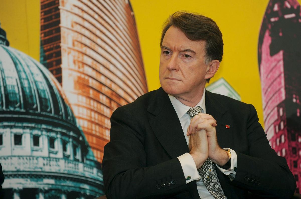 Fotografía de archivo, tomada el 29.10.2009, del exministro laborista británico Peter Mandelson, que dejará su escaño en la Cámara de los Lores (alta) del Parlamento británico tras las recientes revelaciones sobre su vinculación con el pederasta convicto Jeffrey Epstein