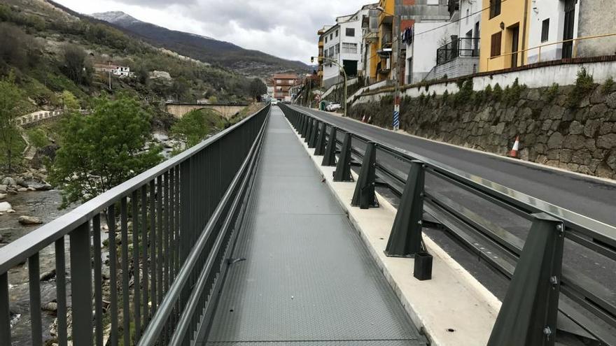 En servicio dos pasarelas peatonales en Cabezuela del Valle entre la carretera N-110 y el río Jerte