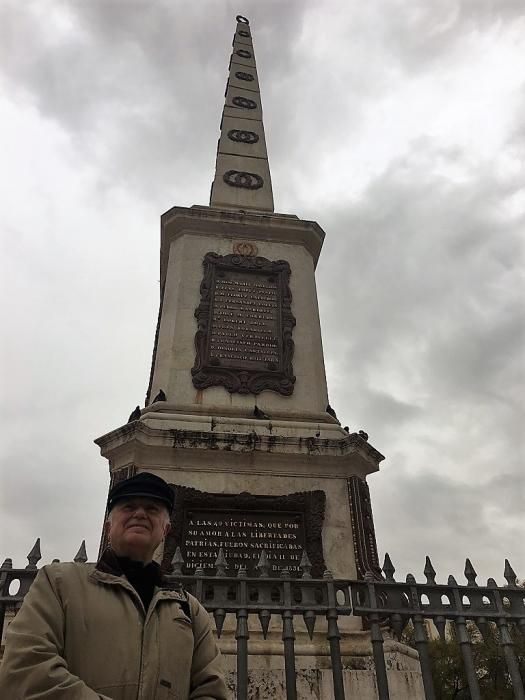 Esteban Alcántara, junto al obelisco, es uno de los mayores expertos en Torrijos.