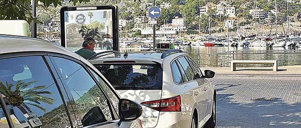 La escasez de taxis en determinados meses de verano preocupa.